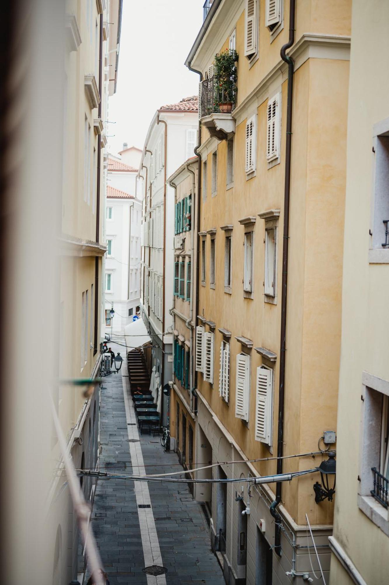 Monolocale Marino In Centro Storico Apartment Trieste Exterior photo